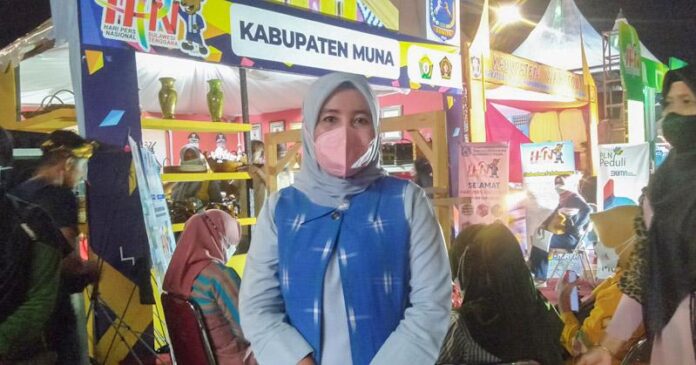 Belajar soal Tenun Shobi, Ketua Dekranasda Wakatobi Kunjungi Stan Pameran Kabupaten Muna