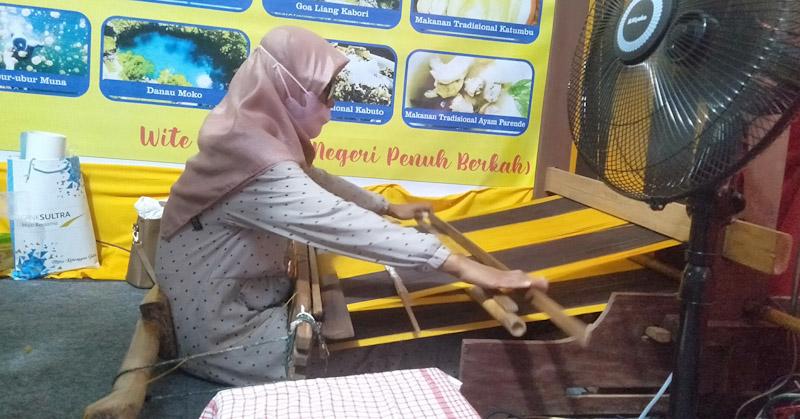 Belajar soal Tenun Shobi, Ketua Dekranasda Wakatobi Kunjungi Stan Pameran Kabupaten Muna