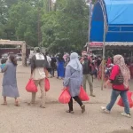Dapat Minyak Goreng Gratis, Mak-mak di Kendari Antusias Ikut Vaksinasi