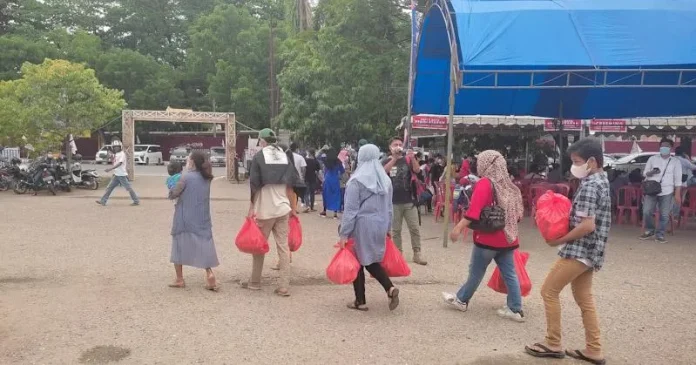 Dapat Minyak Goreng Gratis, Mak-mak di Kendari Antusias Ikut Vaksinasi