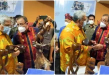 Ali Mazi Sukai Kerajinan Ukiran Limbah Kayu Jati dari Mubar Ali Mazi Sukai Kerajinan Ukiran Limbah Kayu Jati dari Mubar