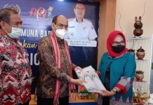 Kain Tenun Laworo Tarik Perhatian Dubes Pakistan Kain Tenun Laworo Tarik Perhatian Dubes Pakistan