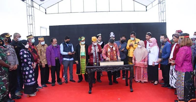 Wali Kota Kendari saat meresmikan destinasi wisata Anjungan Teluk Kendari.