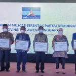 Bupati Mubar Terima Penghargaan dari Partai Demokrat Bupati Mubar Terima Penghargaan dari Partai Demokrat
