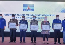 Bupati Mubar Terima Penghargaan dari Partai Demokrat Bupati Mubar Terima Penghargaan dari Partai Demokrat