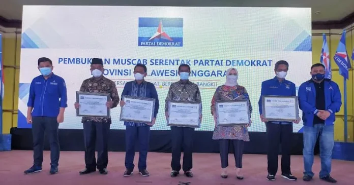 Bupati Mubar Terima Penghargaan dari Partai Demokrat Bupati Mubar Terima Penghargaan dari Partai Demokrat