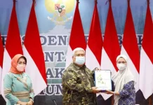 BPKP Sultra Serahkan Laporan Hasil Pengawasan 2021 ke Gubernur BPKP Sultra Serahkan Laporan Hasil Pengawasan 2021 ke Gubernur