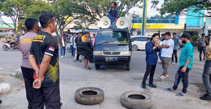 Forum Pemuda Muslim Demo Protes Surat Edaran Kemenag tentang Pengeras Suara Masjid