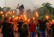Umat Hindu di Mubar Bawa Ogoh-ogoh Keliling Kampung Lalu Dibakar Umat Hindu di Mubar Bawa Ogoh-ogoh Keliling Kampung Lalu Dibakar