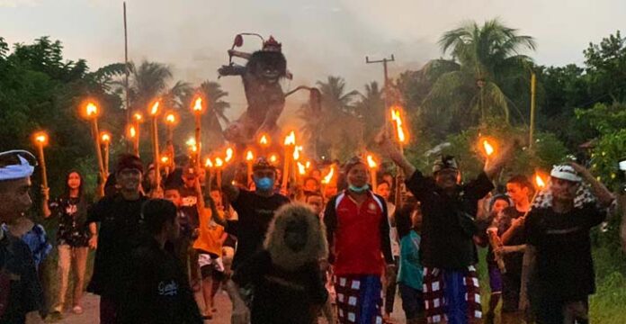 Umat Hindu di Mubar Bawa Ogoh-ogoh Keliling Kampung Lalu Dibakar