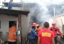 Satu Unit Rumah di Kendari Terbakar, Kerugian Ditaksir Puluhan Juta Satu Unit Rumah di Kendari Terbakar, Kerugian Ditaksir Puluhan Juta