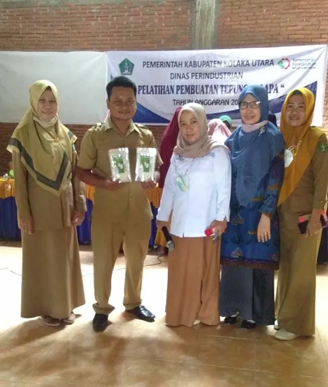 Warga Pumbolo Kolut Dilatih Membuat Tepung dari Buah Kelapa