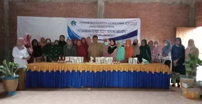 Warga Pumbolo Kolut Dilatih Membuat Tepung dari Buah Kelapa