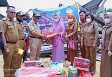 Dinsos Konawe Berikan Bantuan ke Korban Puting Beliung di Ameroro Dinsos Konawe Berikan Bantuan ke Korban Puting Beliung di Ameroro