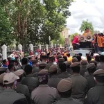 Demo Berujung Ricuh, Mahasiswa Bentrok dengan Satpol PP Demo Berujung Ricuh, Mahasiswa Bentrok dengan Satpol PP