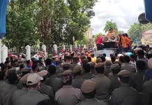 Demo Berujung Ricuh, Mahasiswa Bentrok dengan Satpol PP Demo Berujung Ricuh, Mahasiswa Bentrok dengan Satpol PP