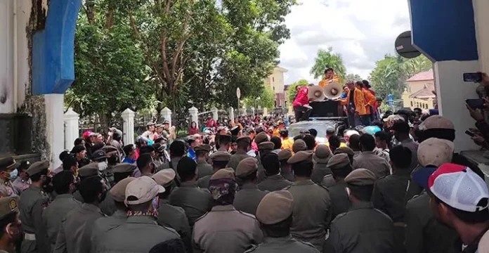 Demo Berujung Ricuh, Mahasiswa Bentrok dengan Satpol PP