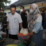Bupati Wakatobi Borong Dagangan Pedagang di Pasar Sore Palahidu Bupati Wakatobi Borong Dagangan Pedagang di Pasar Sore Palahidu