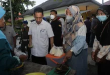Bupati Wakatobi Borong Dagangan Pedagang di Pasar Sore Palahidu Bupati Wakatobi Borong Dagangan Pedagang di Pasar Sore Palahidu