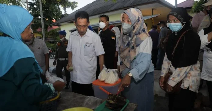 Bupati Wakatobi Borong Dagangan Pedagang di Pasar Sore Palahidu