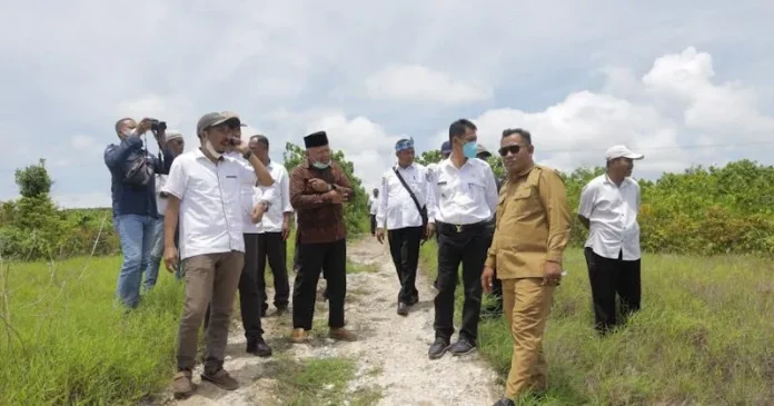 Bupati Wakatobi Tinjau Lokasi Rencana Pengembangan Udang Vaname di Tomia