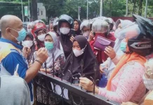 Warga Keluhkan Pelayanan Pasar Murah Bulog Sultra di Hari Kedua Warga Keluhkan Pelayanan Pasar Murah Bulog Sultra di Hari Kedua