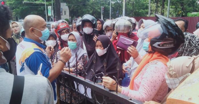 Warga Keluhkan Pelayanan Pasar Murah Bulog Sultra di Hari Kedua