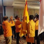 AJP Resmi Dikukuhkan sebagai Ketua DPD Ormas MKGR Sultra Penyerahan bendera petaka MKGR kepada DPD MKGR Sultra.