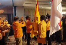 AJP Resmi Dikukuhkan sebagai Ketua DPD Ormas MKGR Sultra Penyerahan bendera petaka MKGR kepada DPD MKGR Sultra.