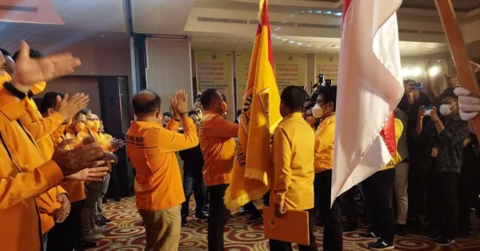 AJP Resmi Dikukuhkan sebagai Ketua DPD Ormas MKGR Sultra Penyerahan bendera petaka MKGR kepada DPD MKGR Sultra.