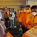 Airlangga Hartarto Beri Bantuan kepada Nakes dan Pelaku UMKM di Sultra