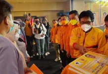 Airlangga Hartarto Beri Bantuan kepada Nakes dan Pelaku UMKM di Sultra