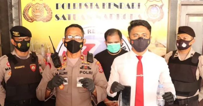 ASN Pemkot Kendari Ditangkap Polisi Usai Gunakan Narkoba ASN Pemkot Kendari Ditangkap Polisi Usai Gunakan Narkoba
