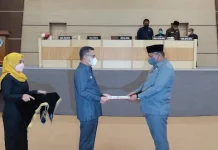 Pemkot Kendari Serahkan Raperda Perumda Pasar ke DPRD Pemkot Kendari Serahkan Raperda Perumda Pasar ke DPRD