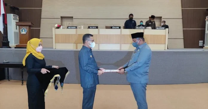 Pemkot Kendari Serahkan Raperda Perumda Pasar ke DPRD