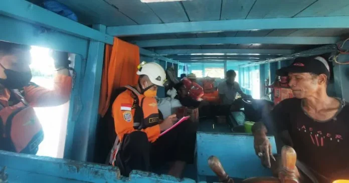 Basarnas Evakuasi Kapal Nelayan yang Mati Mesin di Perairan Sampolawa