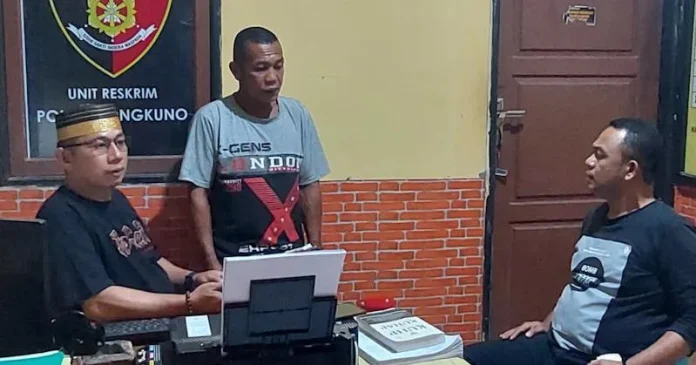 Seorang Pria di Tongkuno Selatan Mengintip dan Memotret Perempuan sedang Mandi Seorang Pria di Tongkuno Selatan Mengintip dan Memotret Perempuan sedang Mandi