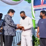 Salurkan Bantuan Tunai untuk Nelayan, Menko Airlangga Berharap Kemiskinan Ekstrem di Indonesia Dapat Berkurang Salurkan Bantuan Tunai untuk Nelayan, Menko Airlangga Berharap Kemiskinan Ekstrem di Indonesia Dapat Berkurang