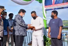 Salurkan Bantuan Tunai untuk Nelayan, Menko Airlangga Berharap Kemiskinan Ekstrem di Indonesia Dapat Berkurang Salurkan Bantuan Tunai untuk Nelayan, Menko Airlangga Berharap Kemiskinan Ekstrem di Indonesia Dapat Berkurang