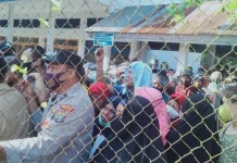 Warga Kembali Berdesak-desakan Antre Minyak Goreng di Pasar Murah Disperindag Sultra Warga Kembali Berdesak-desakan Antre Minyak Goreng di Pasar Murah Disperindag Sultra