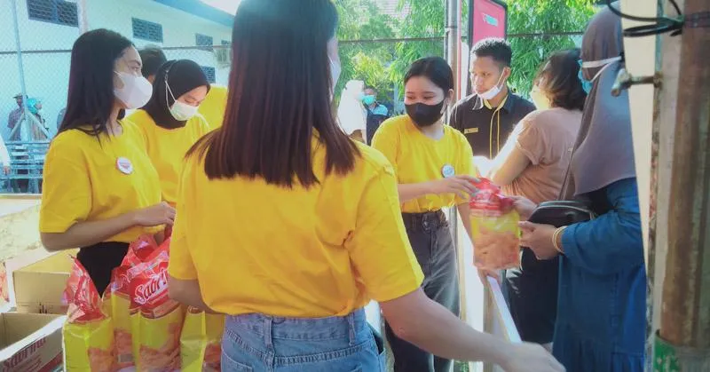 Warga Kembali Berdesak-desakan Antre Minyak Goreng di Pasar Murah Disperindag Sultra