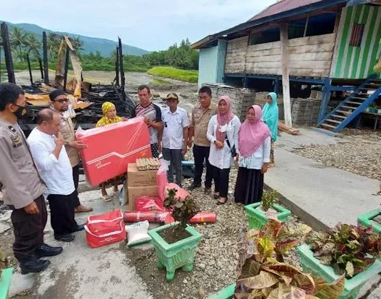 Dinsos Kolut Salurkan Bantuan kepada Korban Kebakaran di Desa Tahibua Dinsos Kolut Salurkan Bantuan kepada Korban Kebakaran di Desa Tahibua