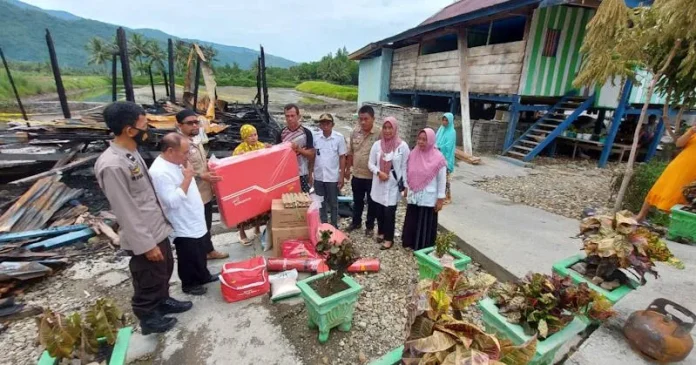 Dinsos Kolut Salurkan Bantuan kepada Korban Kebakaran di Desa Tahibua