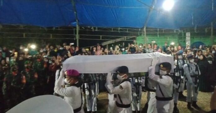 Pemakaman Lettu Muhammad Ikbal Dilakukan secara Militer di Kampung Halamannya di Konawe