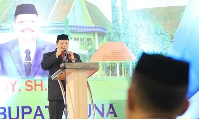 Bupati LM Rusman Emba