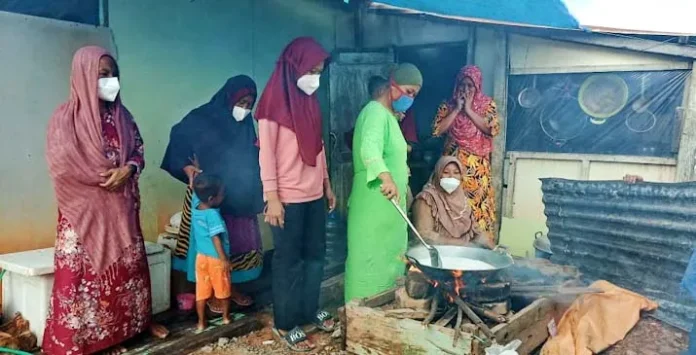 PSX_20220308_192428 Minyak Goreng Langka, Mak-mak Pesisir Soropia Coba Produksi Minyak Sendiri