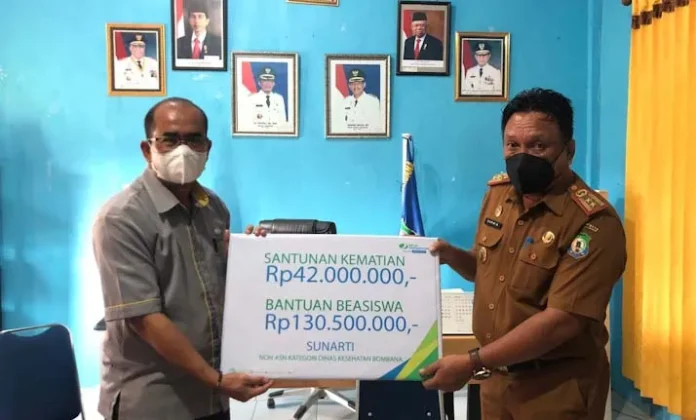 BPJS Ketenagakerjaan Konsel Berikan Santunan Rp172,5 Juta pada Ahli Waris PHTT Dinkes Bombana