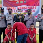 Vaksinasi di Mapolsek Tongauna Konawe Diikuti Ratusan Siswa SD Vaksinasi di Mapolsek Tongauna Konawe Diikuti Ratusan Siswa SD