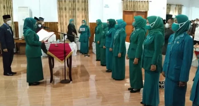 Istri Bupati Wakatobi Lantik 8 Ketua Tim Penggerak PKK Kecamatan