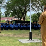 Penyerahan SK 100 Persen CPNS di Mubar Ditunda, Ini Penyebabnya Apel - Bupati Mubar, Achmad Lamani saat memimpin apel gabungan di halaman kantor bupati, Senin (21/3/2022). (Kasman/ZONASULTRA.COM).